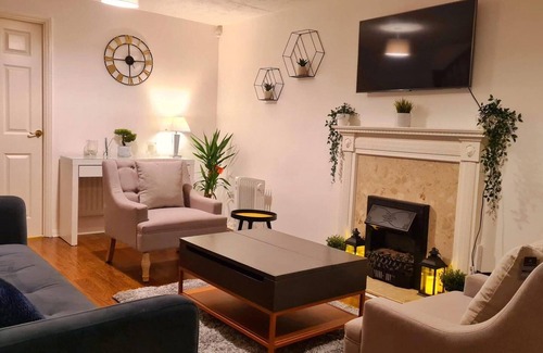 Eltham West House | Charming 3-bed House in London With Jacuzzi