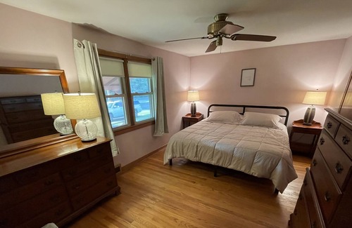 Lee House | Charming 3 bed in the HEART of the BERKSHIRES! Walk to town! Ski retreat!