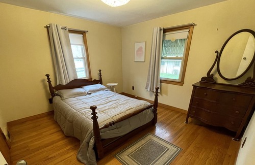 Lee House | Charming 3 bed in the HEART of the BERKSHIRES! Walk to town! Ski retreat!