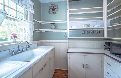 Middletown House | Charming 3 Bed with large backyard close to Newport