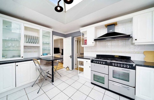 Dagenham House | Charming 3-Bedroom Bungalow in London