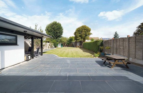 Dagenham House | Charming 3-Bedroom Bungalow in London