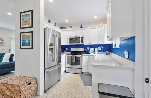 Southside House | Charming 3-bedroom house in West Palm Beach with Pool and Hottub