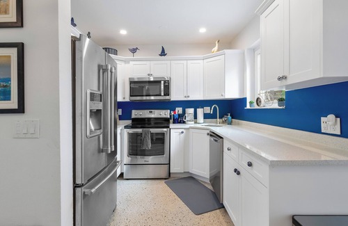 Southside House | Charming 3-bedroom house in West Palm Beach with Pool and Hottub