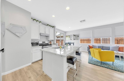 West Sacramento House | Charming 3-bedroom house 20 minute walk to the river.