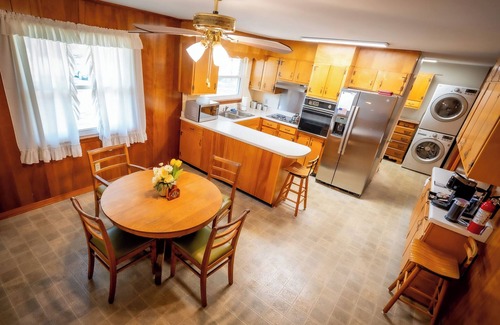 Middle Valley House | Charming 3-bedroom house with AC,Hot Tub, WiFi, free coffee & family friendly