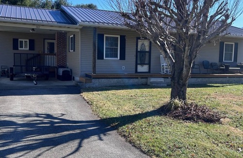 Mountain City House | Charming 3-bedroom house in Mountain City beautiful big coy pond in backyard