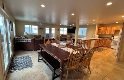 Dingle House | Charming 3-bedroom beach house, fabulous St. Charles, Idaho - Beautiful Views