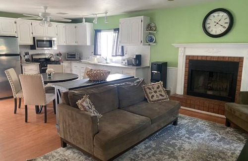Canyon Country House | Charming 3-Bedroom Newly Remodeled Guest House on Equestrian Ranch