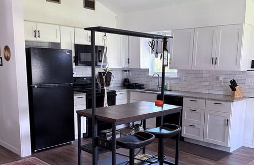 South Pinellas Community Council House | Charming 3-bedroom house with WiFi, AC, & swimming pool in peaceful St. Pete.