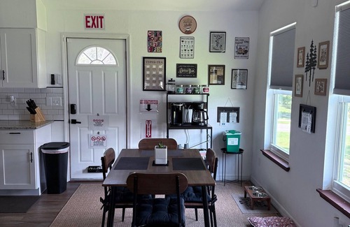 South Pinellas Community Council House | Charming 3-bedroom house with WiFi, AC, & swimming pool in peaceful St. Pete.