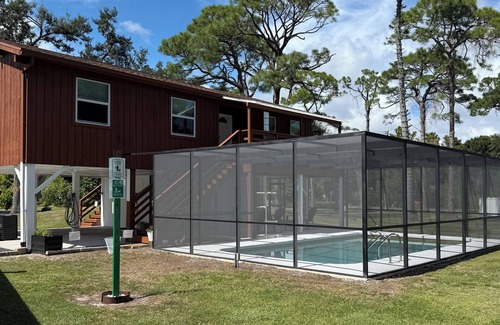 South Pinellas Community Council House | Charming 3-bedroom house with WiFi, AC, & swimming pool in peaceful St. Pete.