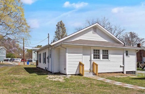 Hayes House | Charming 3-bedroom, 2 bathroom house close to RTP, Duke Univ, NCCU, Durham Tech