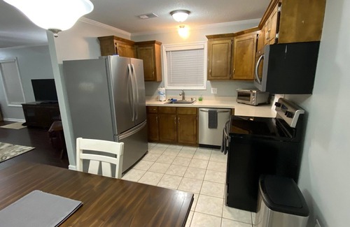 Lexington Apartment | Charming 3 Bedroom/2 Bath duplex (Completely Furnished + utilities).