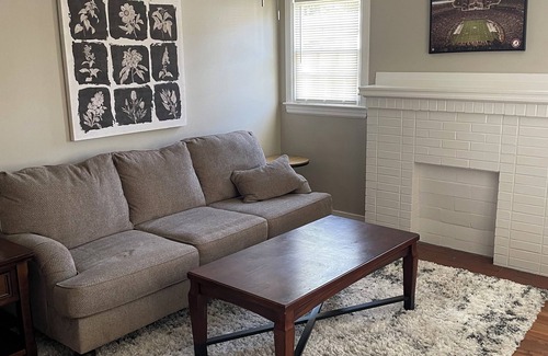Forest Lake House | Charming 3-bedroom and 2 bath house with AC and WiFi in Tuscaloosa.