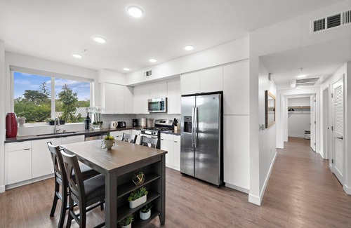Lyon Street Apartment | Charming 3-bedroom apartment next to Disneyland/Newport/Irvine
