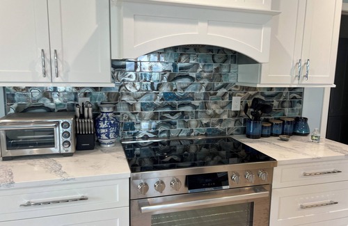 Laurel House | Charming 3-bedroom bay front home totally renovated jacuzzi, fireplace & sunroom