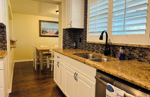 Edgewater House | Charming 3-bedroom bungalow with 2 single kayaks in Edgewater