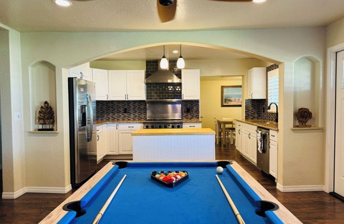 Edgewater House | Charming 3-bedroom bungalow with 2 single kayaks in Edgewater