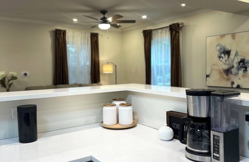 South Shore House | Charming 3-bedroom bungalow, Bonus Room Gym & Private Backyard, minutes from UC