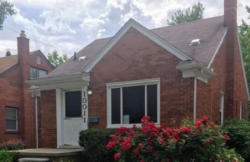 Redford House | Charming 3-bedroom bungalow with WiFi, AC in welcoming Redford