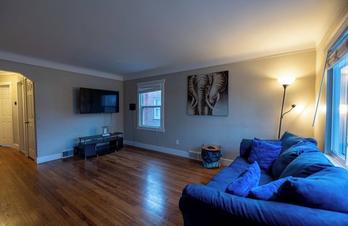 Redford House | Charming 3-bedroom bungalow with WiFi, AC in welcoming Redford