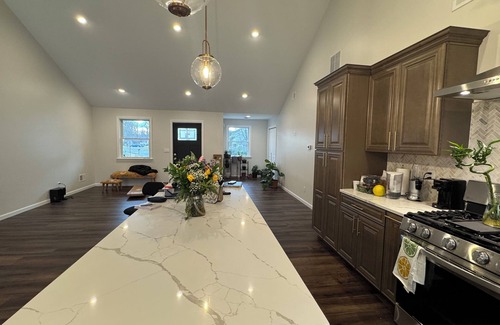 Edison House | Charming 3 Bedroom Bungalow in Wonderful Edison with AC, WiFi & Lot More