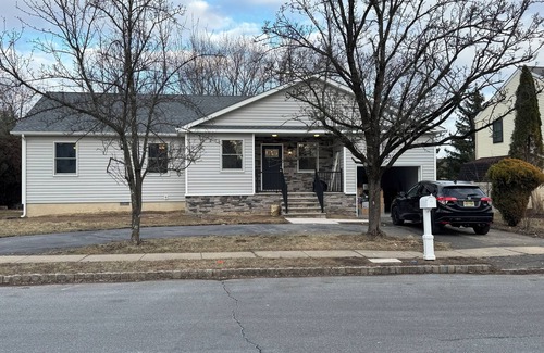 Edison House | Charming 3 Bedroom Bungalow in Wonderful Edison with AC, WiFi & Lot More