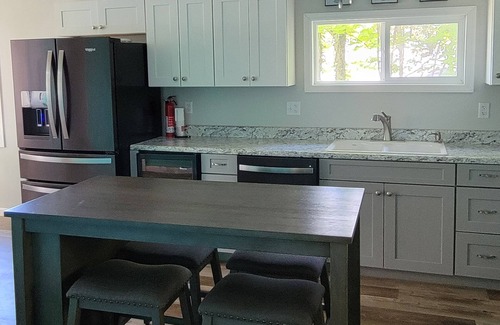 North East Cottage | Charming 3-bedroom cottage in North East with WiFi, AC, Lake Erie Sunsets