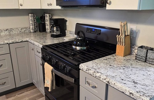 North East Cottage | Charming 3-bedroom cottage in North East with WiFi, AC, Lake Erie Sunsets