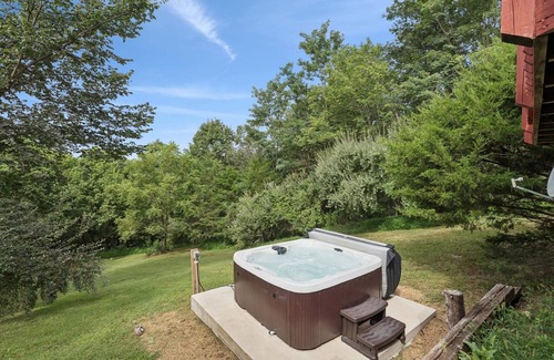 Rileyville Cabin | Charming 3-bedroom cabin with Moutain Views, Hottub, WiFi in Shenandoah.