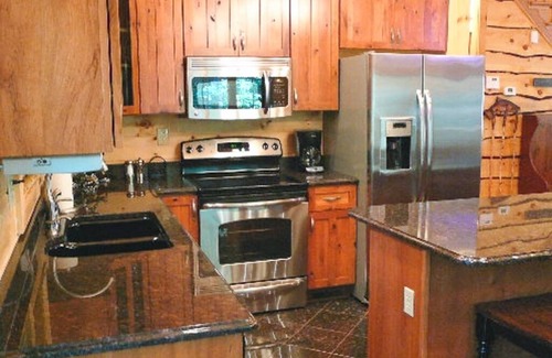 Shenandoah Cabin | Charming 3 bedroom cabin in Shenandoah with hot tub, firepit and river access