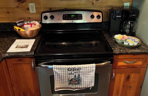 Shenandoah Cabin | Charming 3 bedroom cabin in Shenandoah with hot tub, firepit and river access