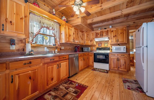Lake Lure Cabin | Charming 3-bedroom cabin in wonderful Lake Lure with AC, WiFi