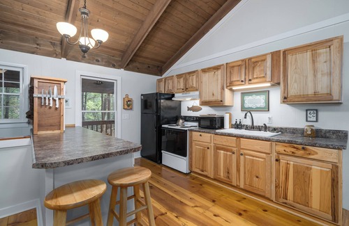 Walnut Mountain Cabin | Charming 3-bedroom cabin- AC and WiFi, Fireplace and Jacuzzi in gorgeous Ellijay