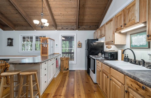 Walnut Mountain Cabin | Charming 3-bedroom cabin- AC and WiFi, Fireplace and Jacuzzi in gorgeous Ellijay