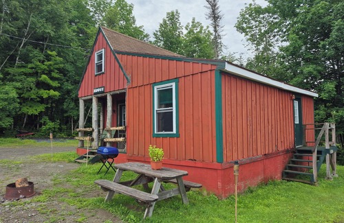 Solon Cabin | Charming 3-bedroom cabin in serene Solon with free fiber WiFi