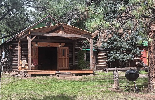 Blue Cabin | Charming 3-bedroom cabin with WiFi, AC in serene Luna on 150 acres of private