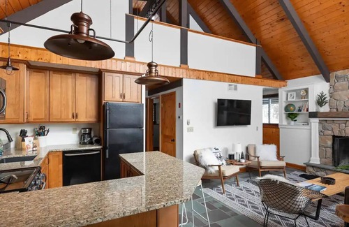 Stratton and Bromley Ski Areas Ski Chalet | Charming 3-bedroom chalet with AC and WiFi in peaceful Winhall