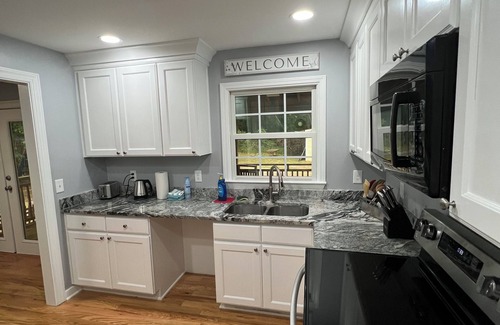 Toddville Road Cottage | Charming 3-bedroom cottage in pleasant Charlotte with AC, WiFinnn