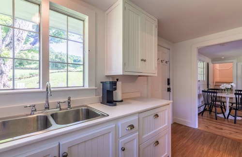 South Woodstock Cottage | Charming 3-bedroom cottage in enchanting South Woodstock. Steps to GMHA!
