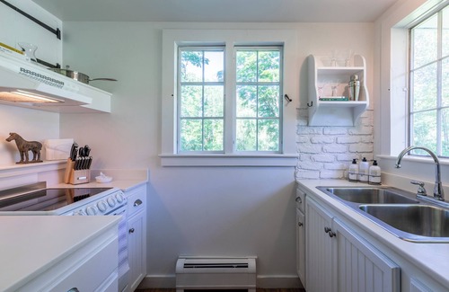 South Woodstock Cottage | Charming 3-bedroom cottage in enchanting South Woodstock. Steps to GMHA!