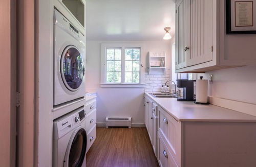 South Woodstock Cottage | Charming 3-bedroom cottage in enchanting South Woodstock. Steps to GMHA!