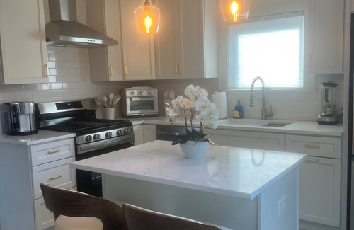 Geneva House | Charming 3-bedroom cottage with WiFi and AC in beautiful Geneva
