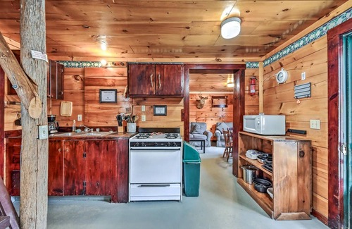 Solon Cottage | Charming 3-bedroom cottage in peaceful Solon with WiFi