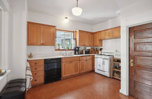 Belmont House | Charming 3-bedroom Craftsman house in Laurelhurst