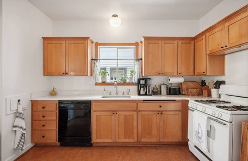 Belmont House | Charming 3-bedroom Craftsman house in Laurelhurst