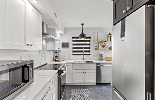 Lexington House | Charming 3-bedroom farmhouse in welcoming Lexington with WiFi, AC