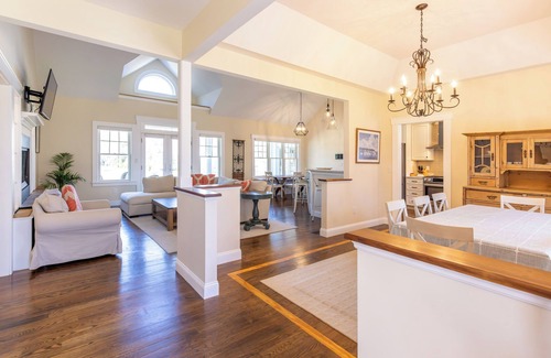 Tisbury House | Charming 3-bedroom family home with WiFi and AC in Vineyard Haven.