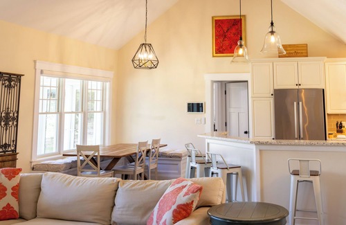 Tisbury House | Charming 3-bedroom family home with WiFi and AC in Vineyard Haven.